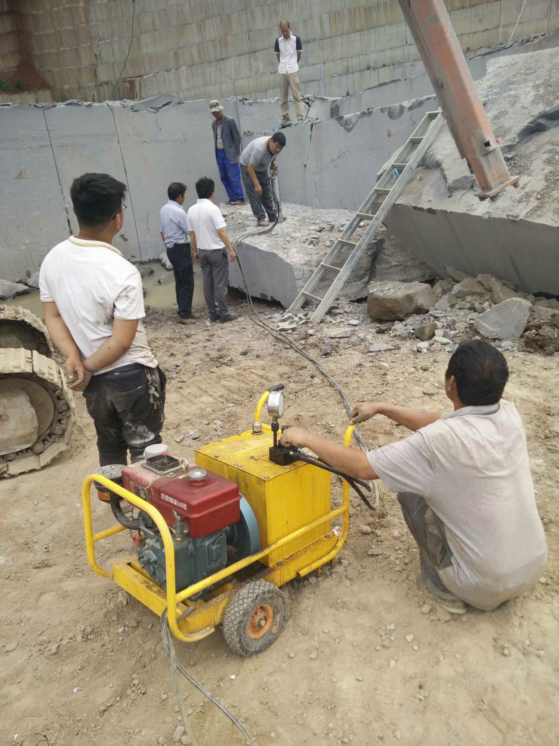 Hình ảnh khách hàng mua và sử dụng máy tách đá thủy lực tại công trình